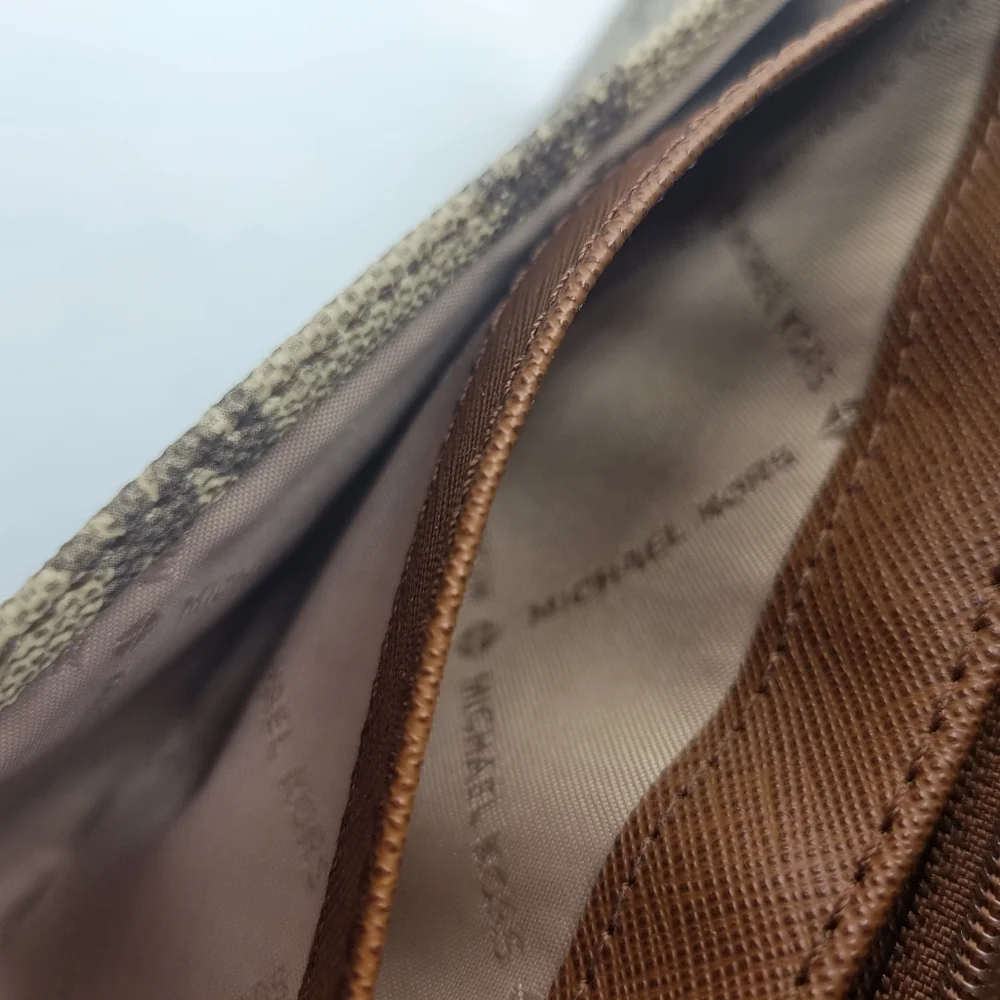 Michael Kors MK Signature Convertible Wallet • Crossbody